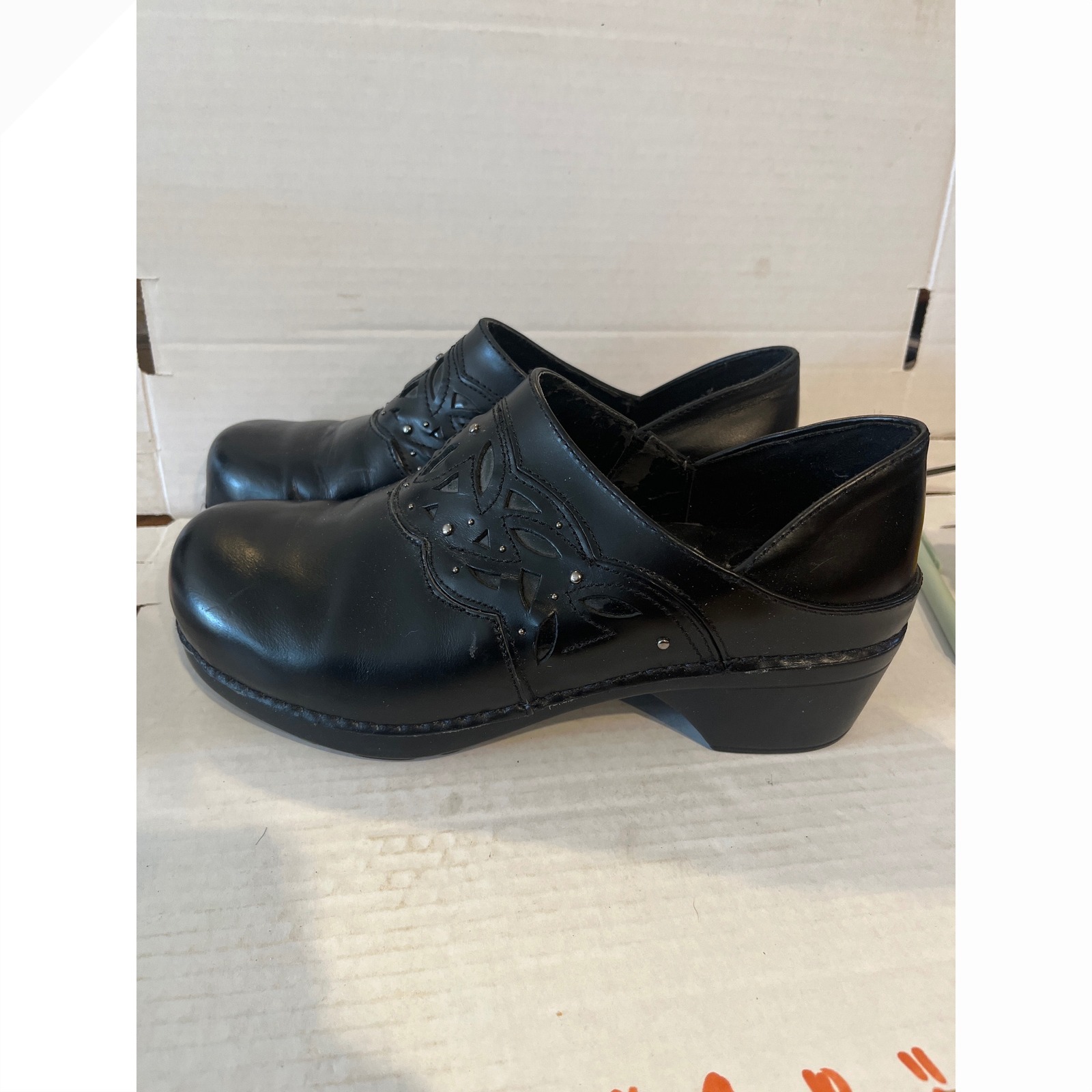 Womens Black Leather Laser Cut Studded Block Heel Clogs Shoes 136398 Size 9.5
